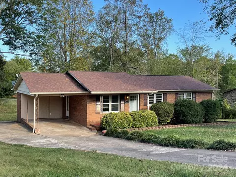 1292 Oak Hill Dr, Morganton, NC 28655
