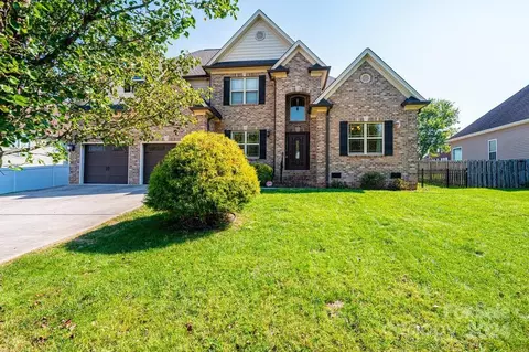 1915 Waterbury Ct, Hickory, NC 28602