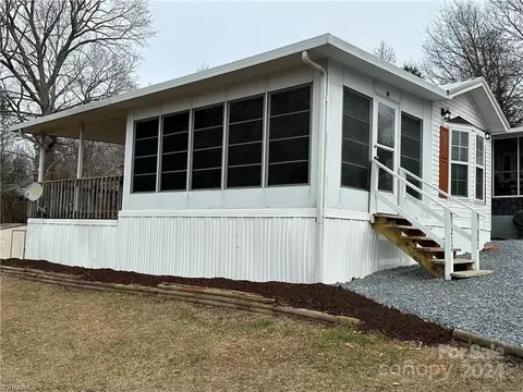 212 Cardinal Ave, New London, NC 28127