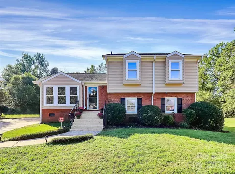 301 Red Roan Pl, Charlotte, NC 28215
