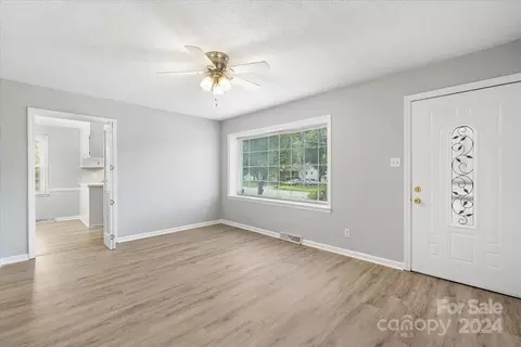 3203 Shallowford Dr, Greensboro, NC 27406