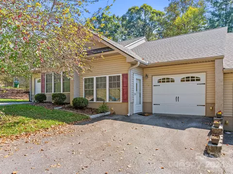 64 Aberdeen Dr, Arden, NC 28704