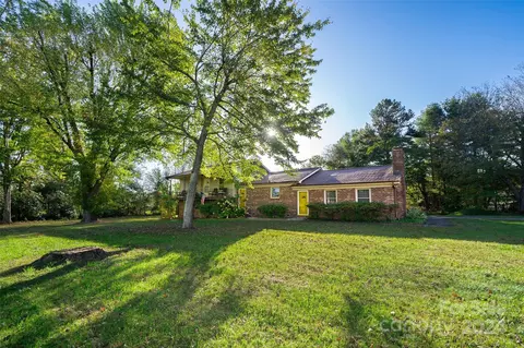 123 N Greenwood Forest Dr, Etowah, NC 28729