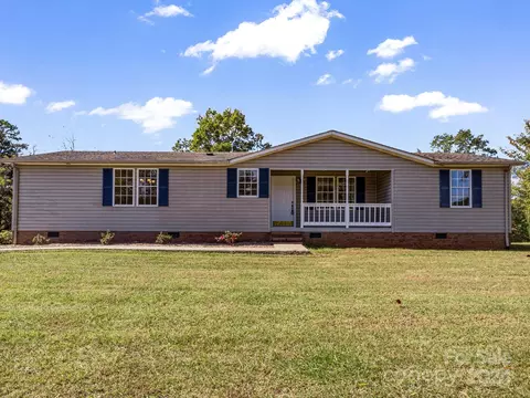 6125 Reitzel Dr, Hickory, NC 28601