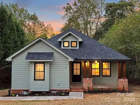 3 Riverside St, Lowell, NC 28098