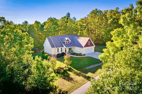 1067 Round Rock Rd, Lenoir, NC 28645