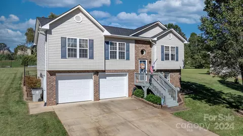 2303 Olde Meadow Dr, Hudson, NC 28638