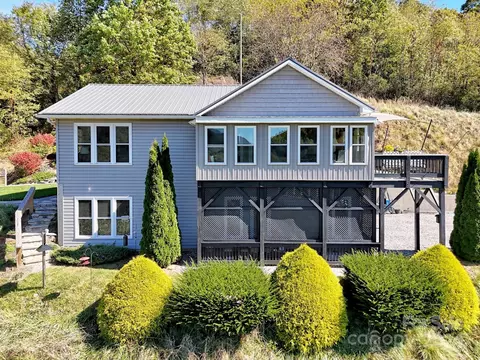 297 Gordon Dr, Waynesville, NC 28786