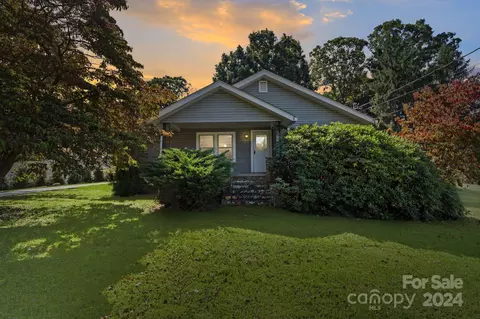 40 Triple Oak Dr, Candler, NC 28715