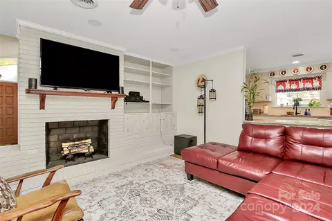 Living - 401 Pinecroft Ln, Spencer, NC 28159 photo 2 of 3