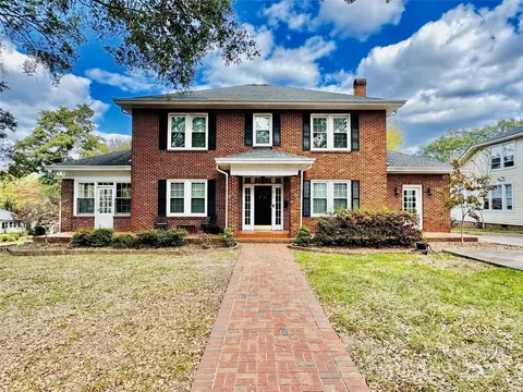 216 N High St, Lincolnton, NC 28092