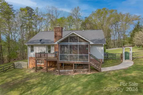 467 Lake Sandy Plains Rd, Tryon, NC 28782