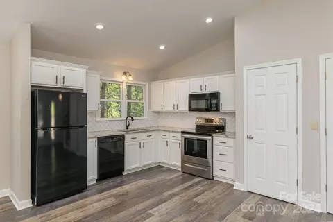 Kitchen - 94 Winners Cir, Tryon, NC 28782 photo 2 of 2