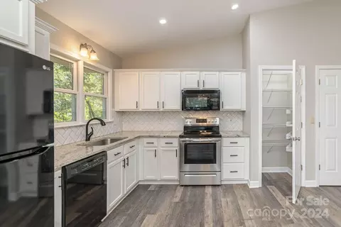 Kitchen - 94 Winners Cir, Tryon, NC 28782 photo 1 of 2