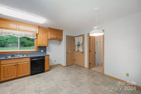 1014 E Meadow Dr, Lancaster, SC 29720 photo 2