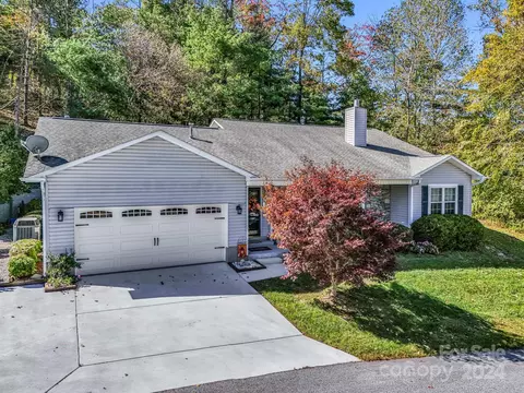 650 New Village Dr, Hendersonville, NC 28791