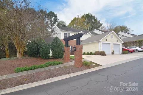 2221 Oak Hill Village Ln, Charlotte, NC 28217
