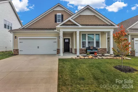 661 Fox Cove Rd, Hendersonville, NC 28792