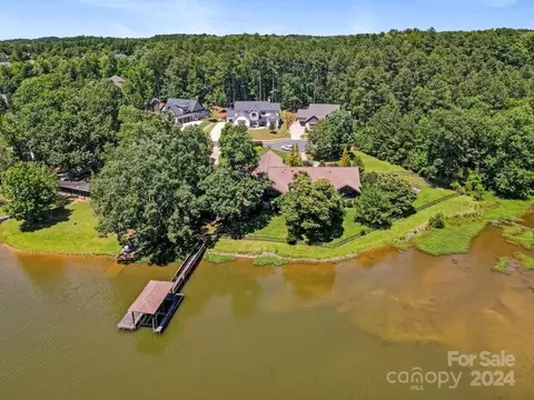 16401 Crosshaven Dr, Charlotte, NC 28278