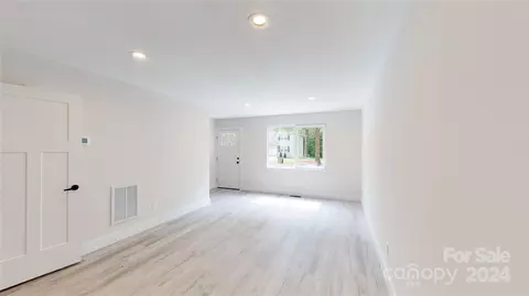 Living - 30 24th Nw St NW, Hickory, NC 28601 photo 1 of 4