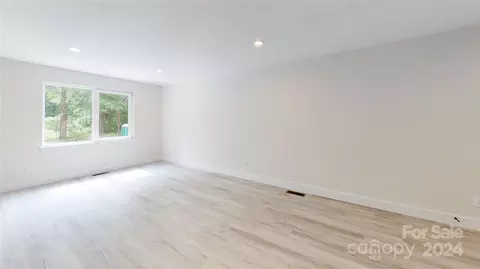 Living - 30 24th Nw St NW, Hickory, NC 28601 photo 2 of 4
