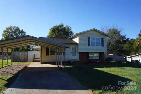 1427 Lancer Dr, Hickory, NC 28602