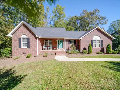 606 W Queens Dr, Dallas, NC 28034