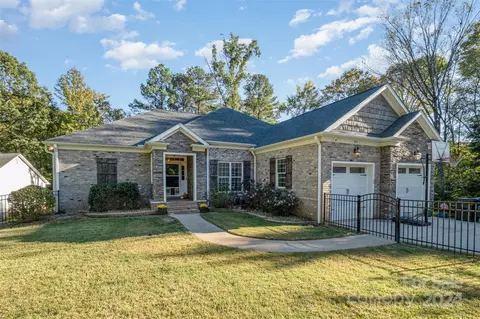 305 Hillcrest Dr, Huntersville, NC 28078