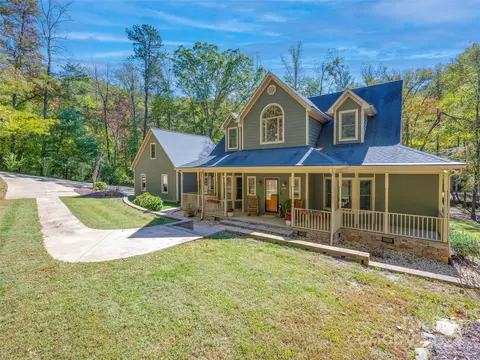 526 Rixhaven Dr, Saluda, NC 28773