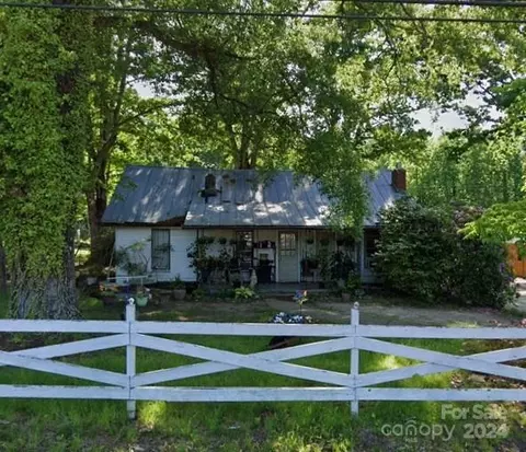 115 Cape Hickory Rd, Hickory, NC 28601