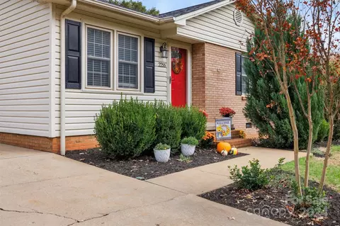 Exterior - 2255 34th Avenue Ne Dr NE, Hickory, NC 28601 photo 1 of 5