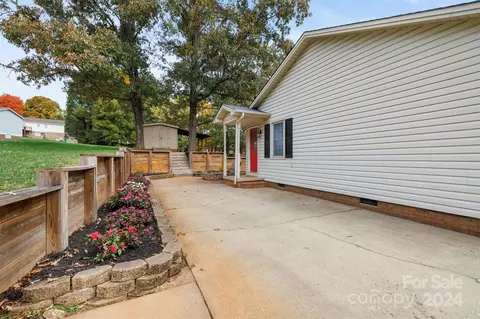 Exterior - 2255 34th Avenue Ne Dr NE, Hickory, NC 28601 photo 4 of 5