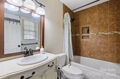 Bath - 2255 34th Avenue Ne Dr NE, Hickory, NC 28601 photo 2 of 2