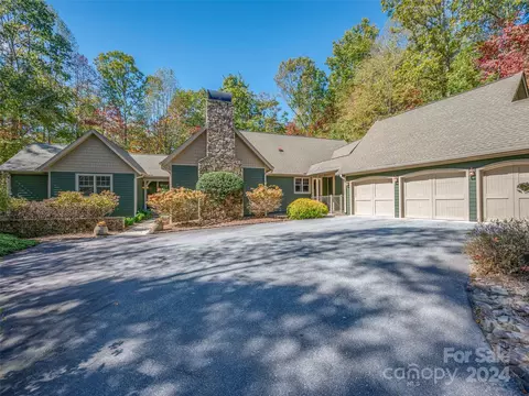 35 Prickly Briar Rd, Hendersonville, NC 28739