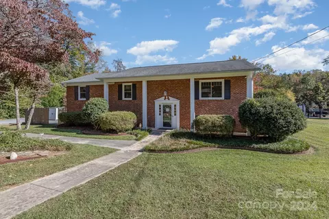 1820 Mallard Lakes Dr, Winston Salem, NC 27106