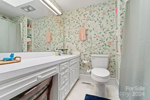 Bath - 423 8th Nw St NW, Hickory, NC 28601 photo 1 of 2