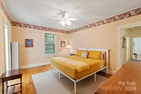 Bedroom - 423 8th Nw St NW, Hickory, NC 28601 photo 3 of 6