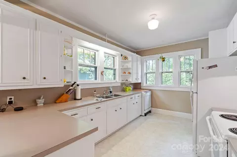 Kitchen - 423 8th Nw St NW, Hickory, NC 28601 photo 1 of 3
