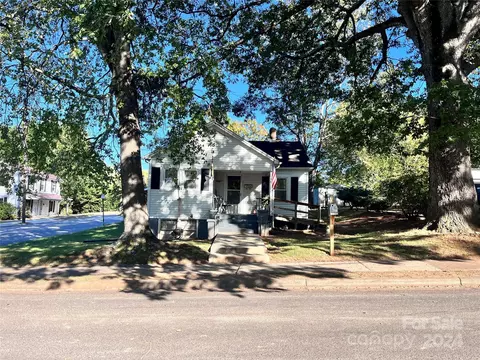 1407 N Ashe Ave, Newton, NC 28658