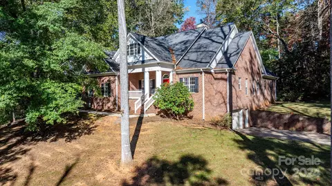 4100 Rainbow Hills Dr, Hickory, NC 28602