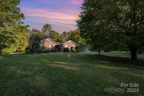 9404 Pinenoll Ln, Charlotte, NC 28215