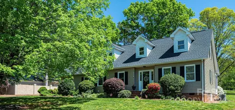 4057 Wandering Ln, Hickory, NC 28601