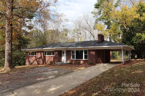 421 High Nw Cir NW, Lenoir, NC 28645