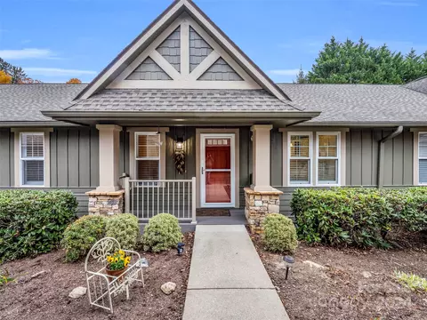 402 Fox Den Ct, Hendersonville, NC 28792