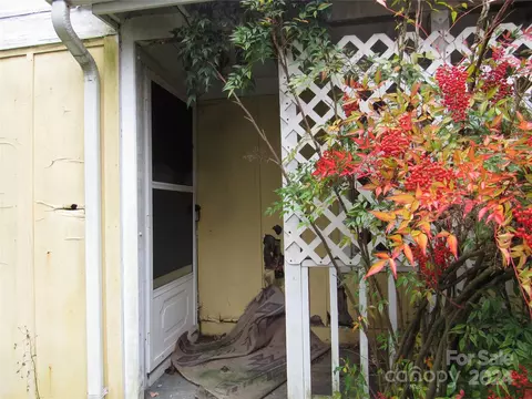 107 6th St, Black Mountain, NC 28711