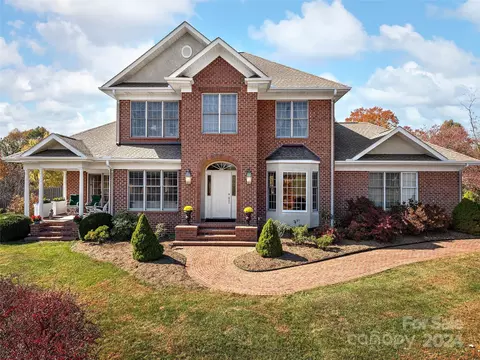3 Lakeway Cir, Weaverville, NC 28787