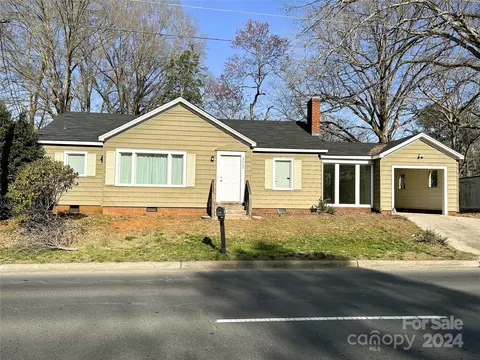 37722 Us 52 N Hwy N, New London, NC 28127