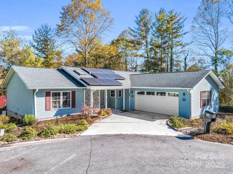 675 New Village Dr, Hendersonville, NC 28791