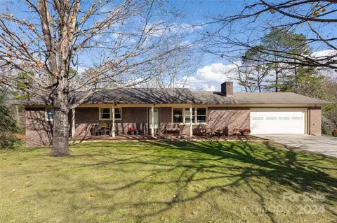 22 Royal Ridge Rd, Clyde, NC 28721