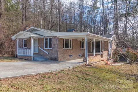 913 Dorothy St, Hendersonville, NC 28791
